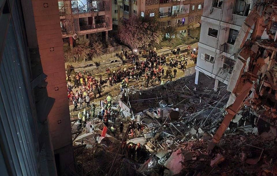 "حدث كبير جداً"... أكثر من 120 مصاباً وعالقون تحت الأنقاض في عراد جنوبي إسرائيل